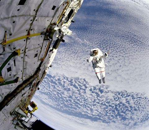 Sobrevolando el Océano Pacífico a 28.000 Km/h