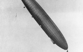 USS Los Angeles, el gran dirigible que se puso en posición vertical