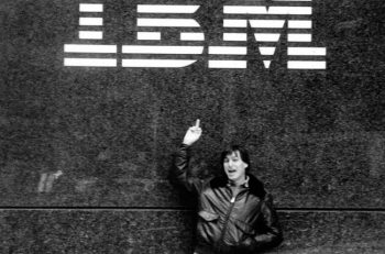 Steve Jobs haciéndole un corto de mangas a IBM