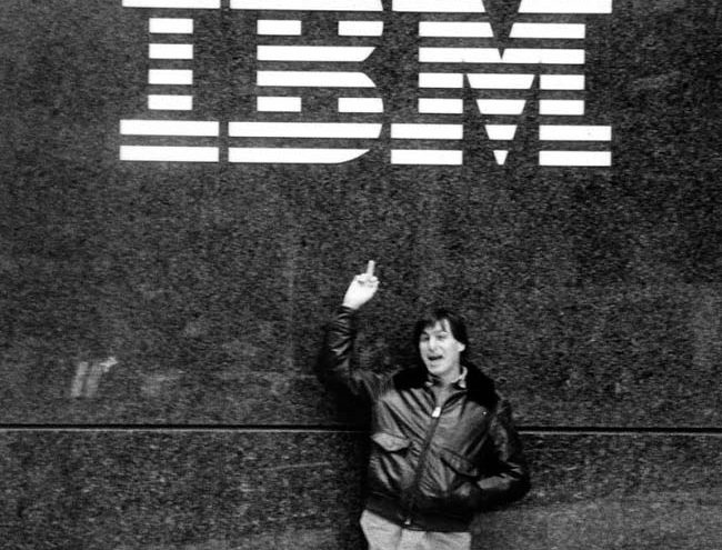 Steve Jobs haciéndole un corto de mangas a IBM