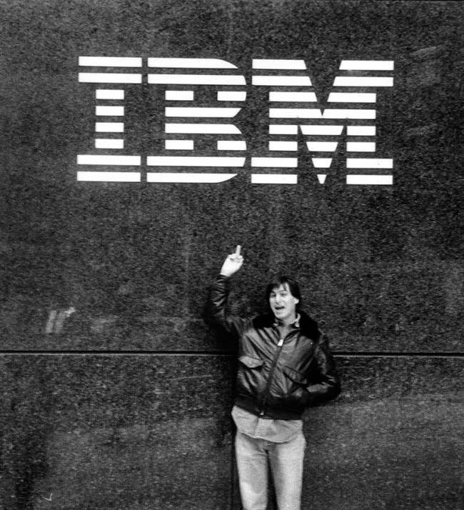 Steve Jobs haciéndole un corto de mangas a IBM