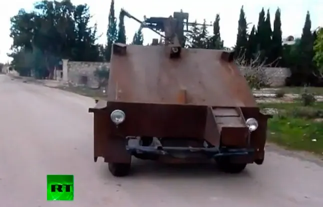 Rebeldes sirios construyen un tanque casero controlado con un mando de consola