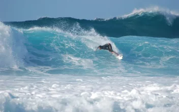 Un dron con una cámara GoPro incorporada graba el surf extremo del Banzai Pipeline