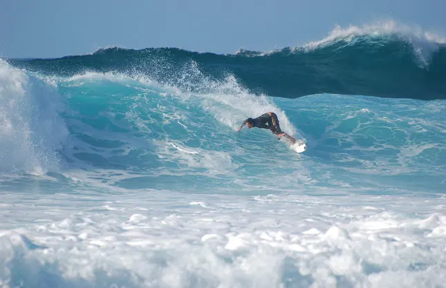 Un dron con una cámara GoPro incorporada graba el surf extremo del Banzai Pipeline