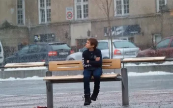 Reacción de ciudadanos noruegos al ver a un niño sin abrigo temblando de frío en la calle