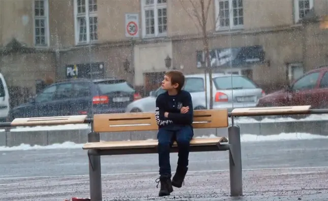 Reacción de ciudadanos noruegos al ver a un niño sin abrigo temblando de frío en la calle