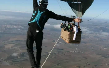 Slackline entre 2 globos aerostáticos a 600 metros de altura