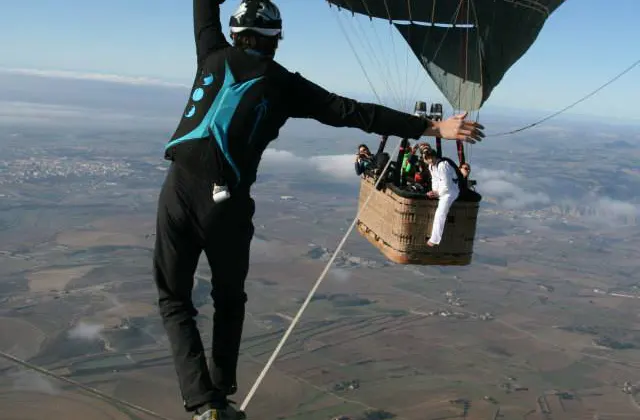 Slackline entre 2 globos aerostáticos a 600 metros de altura