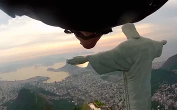 Saltadores enfundados en trajes aéreos planean a centímetros del Cristo Redentor