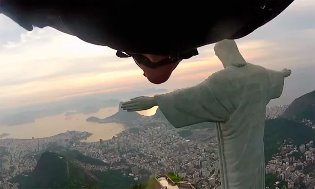 Saltadores enfundados en trajes aéreos planean a centímetros del Cristo Redentor