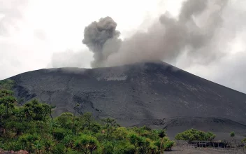 Un volcán en erupción filmado desde un drone