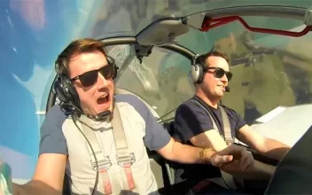 Piloto sube a un amigo con miedo a volar a una avioneta y graba su reacción