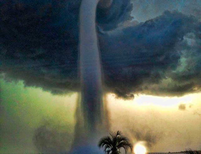 Espeluznante manga de agua en la Bahía de Tampa