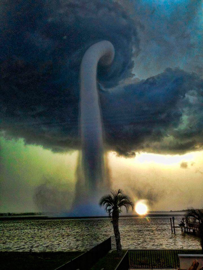 Espeluznante manga de agua en la Bahía de Tampa