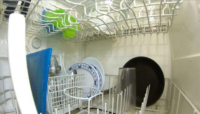 Cámara GoPro en el interior de un lavavajillas
