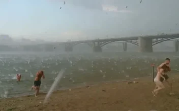 Súbita granizada en una playa deja estas imágenes para el recuerdo