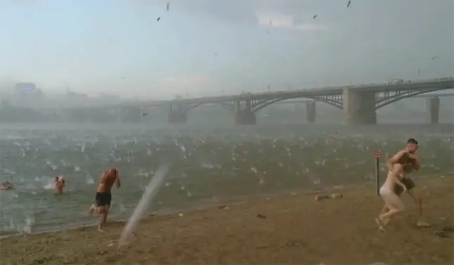 Súbita granizada en una playa deja estas imágenes para el recuerdo