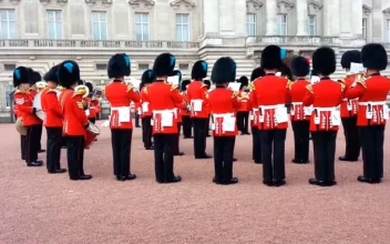 La guardia real británica toca la melodía de Juego de Tronos