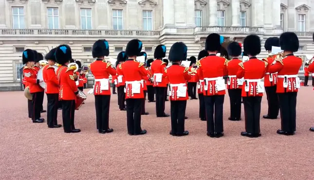 La guardia real británica toca la melodía de Juego de Tronos