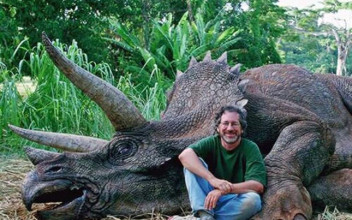 Steven Spielberg es criticado en Facebook por matar a un triceratops