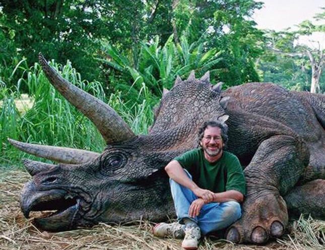 Steven Spielberg es criticado en Facebook por matar a un triceratops