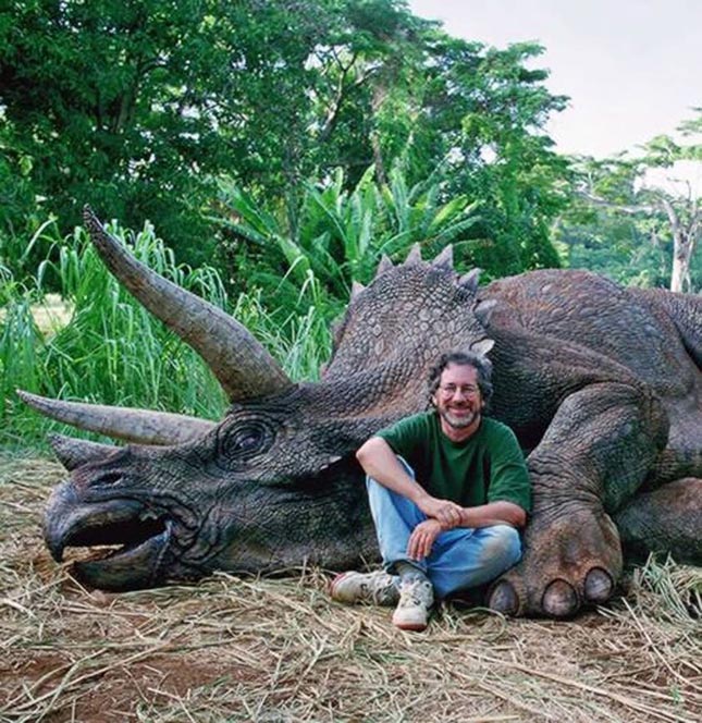 Steven Spielberg es criticado en Facebook por matar a un triceratops