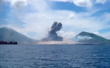 Un turista graba el momento en que un volcán entra en erupción en Papúa Nueva Guinea