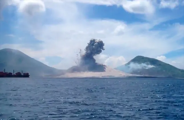 Un turista graba el momento en que un volcán entra en erupción en Papúa Nueva Guinea