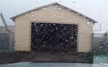 Conductor sale de un garaje segundos antes de que un tornado lo destruya