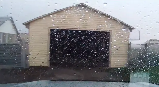 Conductor sale de un garaje segundos antes de que un tornado lo destruya