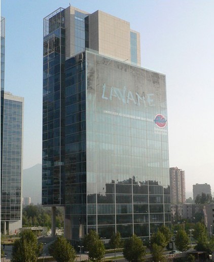 Anuncio brillante aprovechando la fachada de un edificio