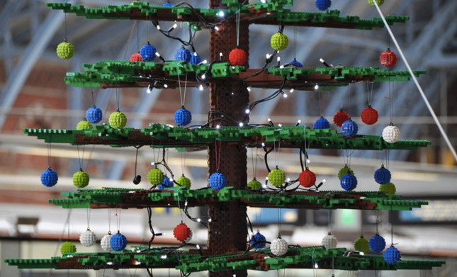 Árbol de Navidad de 10 metros de altura hecho con bloques de Lego