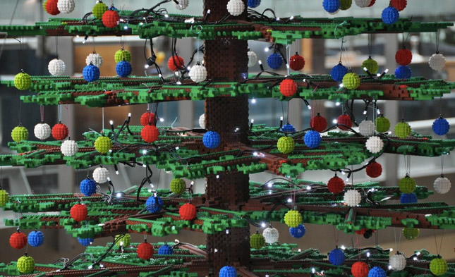 Árbol de Navidad de 10 metros de altura hecho con bloques de Lego