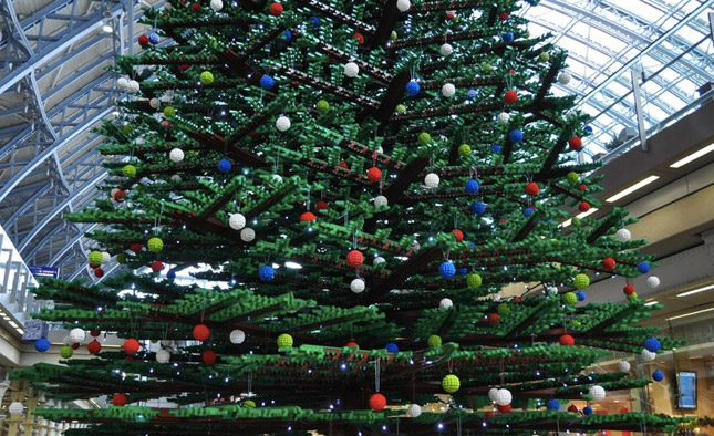 Árbol de Navidad de 10 metros de altura hecho con bloques de Lego