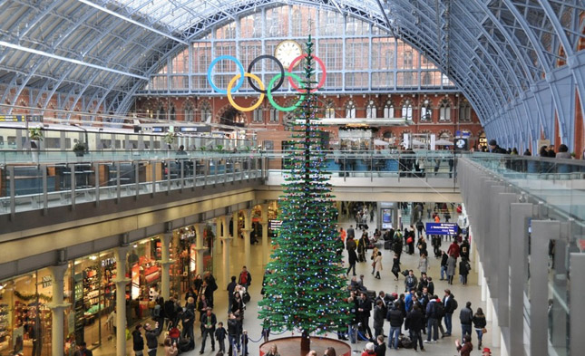 Árbol de Navidad de 10 metros de altura hecho con bloques de Lego