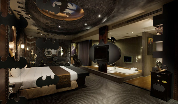 Habitación de hotel decorada al estilo Batman