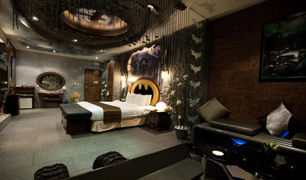 Habitación de hotel decorada al estilo Batman