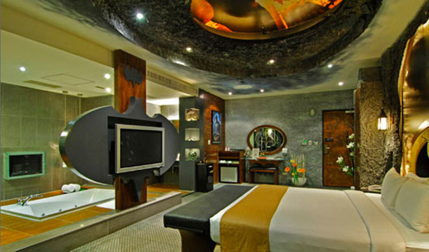 Habitación de hotel decorada al estilo Batman