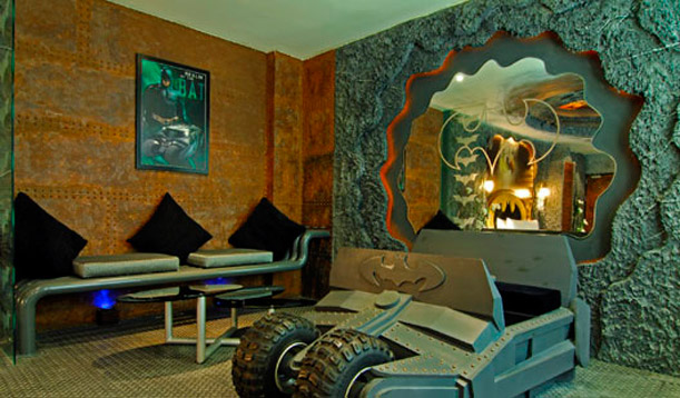 Habitación de hotel decorada al estilo Batman