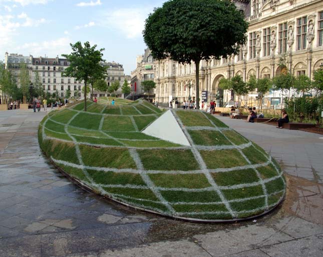 Una bola del mundo en frente del ayuntamiento de París