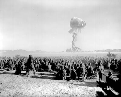 Gente observando el hongo atómico de una explosión nuclear