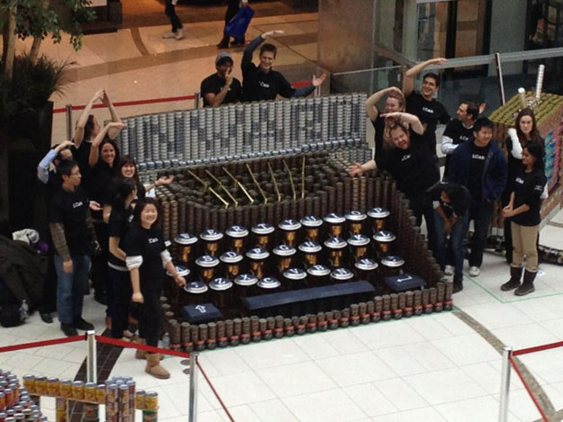 Una máquina de escribir gigante para impulsar la colecta de alimentos