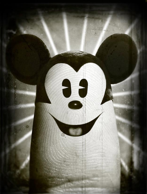 Retrato de Mickey Mouse en la yema de un dedo