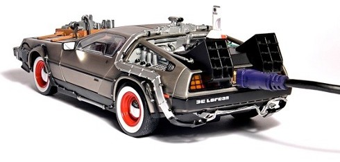 Un disco duro externo con forma de DeLorean