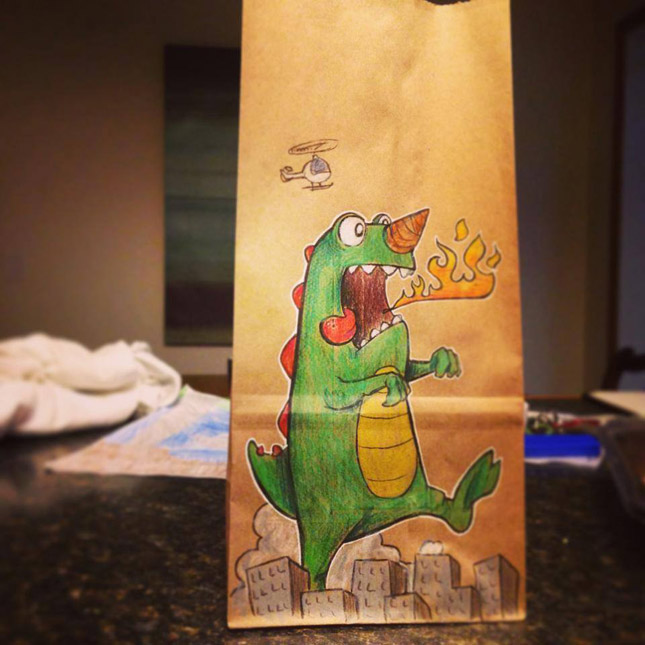 Un padre lleva dos años dibujando diariamente personajes infantiles en la bolsa del almuerzo de su hijo