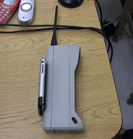 DynaTAC 8000X vs iPhone DynaTAC 8000X vs iPhone