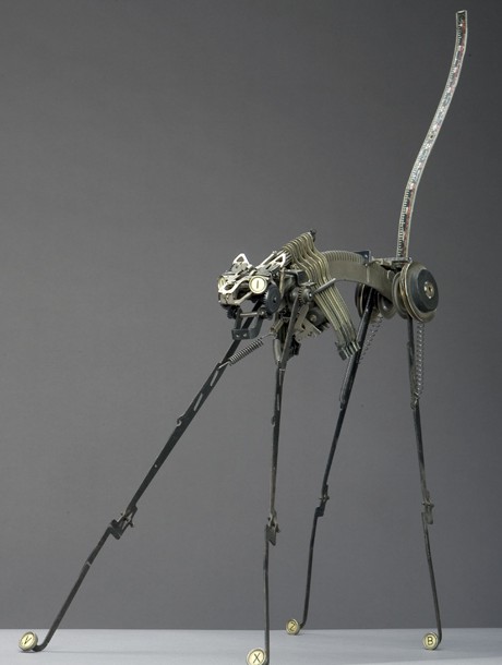 Escultura realizada con máquinas de escribir Escultura realizada con máquinas de escribir