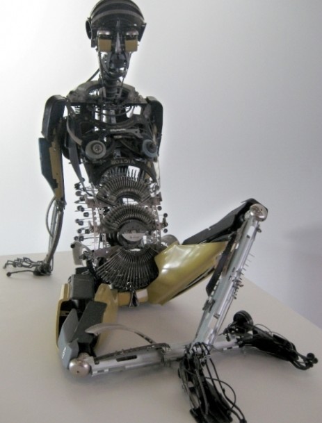 Escultura realizada con máquinas de escribir Escultura realizada con máquinas de escribir