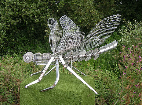 Escultura realizada con carros de la compra Escultura realizada con carros de la compra