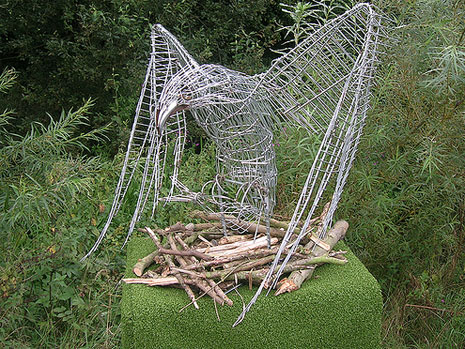 Escultura realizada con carros de la compra